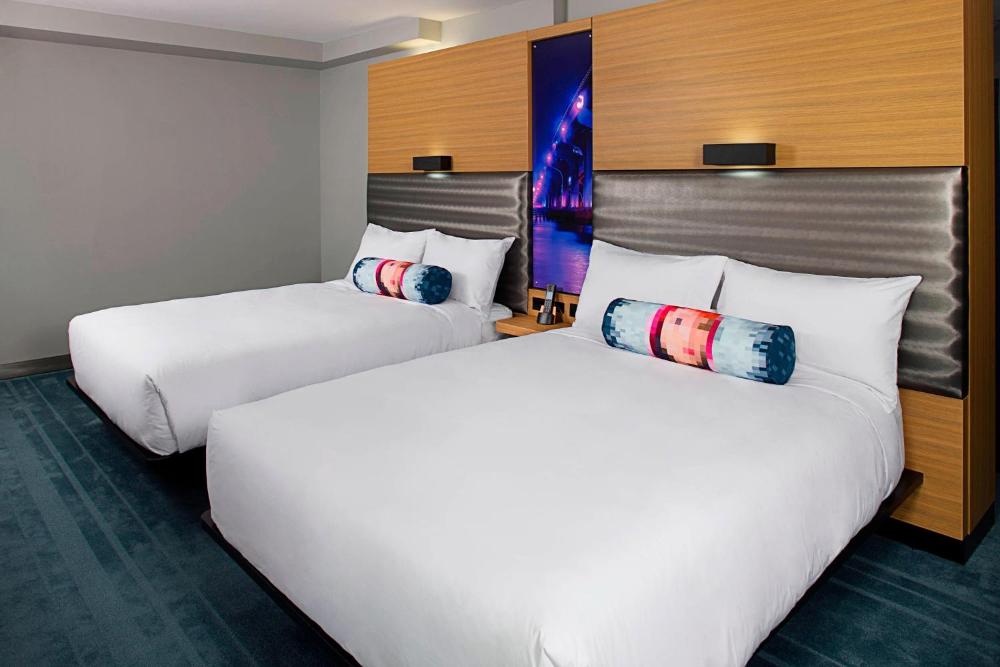 Queen Suite with Roll In Shower/City View/Balcony - Mobility Accessible  interior
