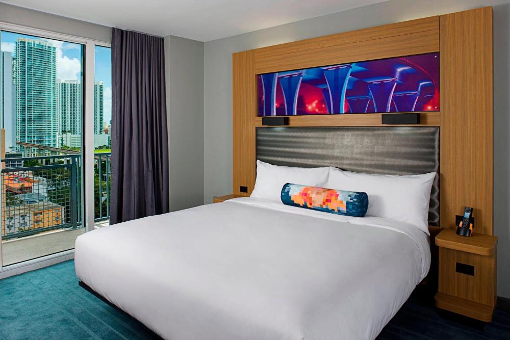 Guest room, 1 King, City view, High floor interior